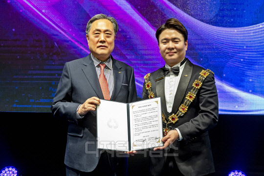 19일 진행된 MG새마을금고-한국청년회의소 '전략적 업무제휴 협약식'에서 박차훈 새마을금고중앙회 회장(왼쪽)과 장승필 한국청년회의소 중앙회장이 기념사진을 촬영하고 있다. 새마을금고중앙회 제공.
